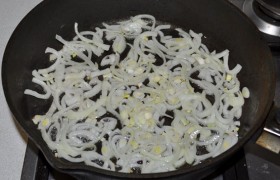 Лук режем тонкими полукольцами, выкладываем на сковороду с раскаленным растительным маслом.