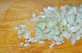 Лук и чеснок мелко шинкуем.