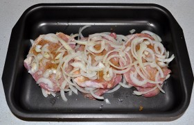 Натираем смесью приправы к мясу с солью и перцем. Луковицы шинкуем полукольцами. Выкладываем в подходящий лоток слой лука, слой отбивных, поливаем выжатым лимонным соком. Снова слой лука, мясо, лимонный сок. У нас – 2 слоя. Верх засыпаем луком. Оставляем мясо мариноваться на полчасика, а если есть возможность – и на час-два.