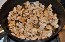 Закладываем мясо в сковороду, при непрерывном помешивании-переворачивании ломтиков обжариваем 1,5-2 минуты или чуть больше. Как только мясо стало светлым и взялось корочками – солим и снимаем с огня. В раскаленном масле соки в мясе мгновенно «запечатываются», оно успевает проготовиться, оставаясь сочным.