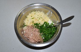 Мясо для фарша пропускаем через  мелкую решетку мясорубки. В миску с фаршем добавляем сливочный и тертый твердый сыр, порубленную петрушку, соль, перец, нашинкованную очень мелко луковицу, вымешиваем и  отбиваем . Убираем пока в холодильник. 