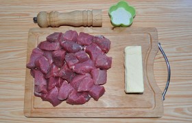 Кусок говядины промываем и обязательно хорошо просушиваем сложенными бумажными полотенцами. Превращаем в груду кубиков, примерно 30-миллиметровых.