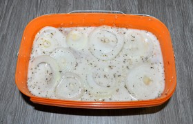Добавляем порубленный  базилик  (можно сушеный), вливаем кефир, снова перемешиваем. Кольца лука кладем сверху, закрываем – и на нижнюю полку холодильника на 9-10 часов (на ночь). Рекомендуется мясо при жарке поливать маринадом.