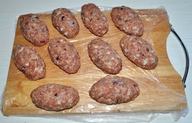 Если хотите получить полураскрытые котлетки, как у нас – не заделывайте слишком плотно шов, но кончики котлет - обязательно. Готовые котлеты  панируем  в муке и складываем швом вниз. 
