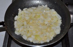 Такие котлеты обычно подаются с хорошо поджаренным луком, нарезанным произвольно.  Его мы  пассеруем  в отдельной сковороде на медленном огне не менее 15 минут. 
