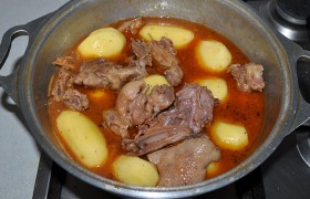 Картофель целиком укладываем в соус с уткой и тушим до его готовности, еще примерно 30 минут. 
