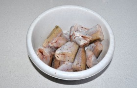 Посыпаем приправами, поливаем лимонным соком, складываем в миску, перемешиваем.
