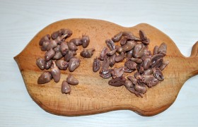 Сразу ставим варить куриные сердечки – промываем и опускаем в закипевшую воду, солим ее и бросаем лавровый лист и немного петрушки. Достаточно  для варки  30-35 минут, после чего сердечки мы делим пополам вдоль. 