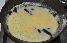 В сковороде, нагревшейся на среднем огне, распускаем сливочное масло. Чтобы не было комочков, посыпаем мукой через маленькое ситечко, интенсивно перемешивая. Через минуту помешивания, когда мука станет золотистой – начинаем вливать охлажденные сливки.
