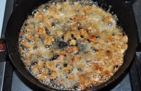 Ставим варить гречу. Отделяем с курицы жир, мелко режем и кладем в сковороду, пусть вытапливается и обжаривается. Жира нет? Открываем холодильник, там всегда найдутся остатки мясных деликатесов, которые можно пустить в дело: бекон, копчености (100-150 г).