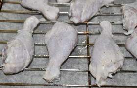 Включив гриль духовки, раскладываем голени на решетке, промазанной растительным маслом. На пару делений ниже решетки ставим противень, застеленный пекарской бумагой – чтобы капли жидкости и жира падали в него, а не на дно духовки. Без гриля – жарим ножки в середине духовки при максимальной температуре.