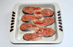 Каждый кусок горбуши натираем солью и перцем, выкладываем в смазанную растительным маслом форму для запекания или на противень, сбрызгиваем лимонным соком. Для более богатого аромата и вкуса можем посыпать  Итальянскими  или  Прованскими травами  и еще немного -  майораном . 