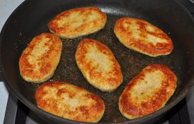 Масло раскаляем на огне немного больше среднего, кладем котлеты, обжариваем нижнюю сторону до корочки, устанавливаем огонь меньше среднего, на нем обжариваем 3-4 минуты вторую сторону. Накрываем сковороду крышкой, оставляем на выключенной конфорке на 6-8 минут и подаем.