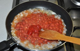 Добавляем фасоль из банки, томатную пасту, приправляем перцем, сахаром, солим.