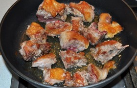 Утиное мясо промываем, подсушиваем поверхность в бумажных полотенцах, нарезаем удобными для еды кусочками: ножки, бедрышки и прочее. На разогретую сковороду кладем кусочки кожей вниз, и на среднем огне несколько минут жарим, пока вытапливается жир и румянится кожица. Поджариваем вторую сторону.