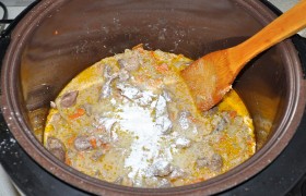 Посыпаем мукой и перемешиваем снова. Немного ждем, чтобы потрошки закипели, закрываем, включаем режим тушения и оставляем на час. Ко времени готовим гарнир.