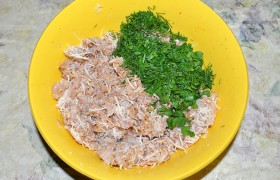 Готовим фарш для котлет: к перемолотому мясу добавляем отваренный рис, мелко порубленную зелень и тонко тертый сыр. В эту же миску – соль, перец, неплохо еще добавить ложечку приправы к фаршу, или  хмели-сунели , или  Прованские  ароматные травы. 