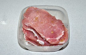 Перец растираем в ступке с парой щепоток соли, сахаром. Кладем чеснок и оливковое масло, растираем. Получаем однородную кашицу, которую втираем с обеих сторон в мясо. Оставляем на полчаса или дольше.