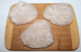 Делаем это, хорошо прижимая, не оставляя открытых участков мяса на поверхностях и боках.