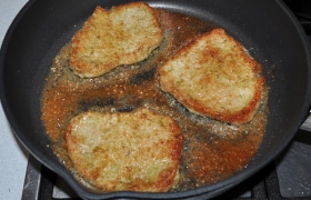 Масло для жарки, как чаще всего для отбивных, сначала  перекаливается  на сильном огне (4-5 мин.). И на этом же огне жарим отбивные по 60-70 секунд каждую сторону, до корочки, которая не дает мясным сокам просочиться сквозь нее.
