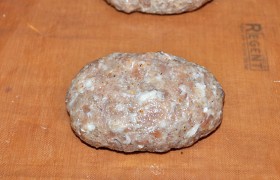 Чтобы начинка осталась целой, заделываем как следует шов.