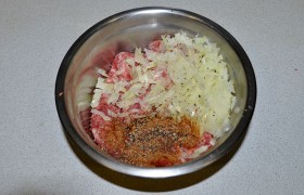 Измельчаем свинину с говядиной в мясорубке или блендере. Добавляем приправы и лук – нашинкованный совсем мелко.