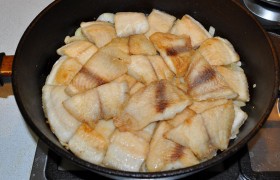 На луковой подушке раскладываем обжаренные кусочки (получается почти 2 слоя). 