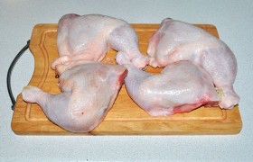 Окорочка, которые мы промыли и подсушили бумажными полотенцами, лежат на доске и обсыхают – иначе на них не удержится маринад. Мы решили запечь их целиком, вы можете поделить на голени и бедрышки.