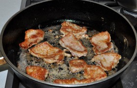 Жарится мясо быстро. Сначала минуты (5-6)  перекаливается масло  в толстодонной сковороде, огонь – между средним и самым большим. Кладем кусочки и жарим каждую сторону в среднем 2-2,5 минуты. Они вполне прожариваются, получаются мягкими и сочными.