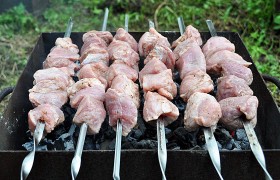 И, конечно, в любой компании найдется умелец жарить шашлык. Который знает, что мясо на шампуры лучше нанизывать поплотнее, чтобы удержать соки, и вовремя поворачивает шампуры.
