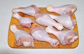 Для начала ножки промываем и бумажными полотенцами подсушиваем.