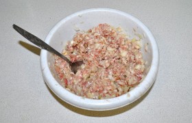 Шинкуем лук. Классика самсы - лука должно быть столько же, сколько и мяса, именно он придает начинке сочность и вкус. Смешиваем лук и мясо, солим и перчим по вкусу - начинка для самсы готова. Чтобы фарш не был слишком густым, можно добавить немного ледяной воды.