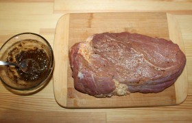 Приправу смешиваем с маслом до состояния густой пасты, которой и обмазываем со всех сторон предварительно промытое и очень хорошо обсушенное полотенцами (бумажными) мясо. Если приправа не содержит соли - добавляем 1 - 1,5 ч. ложку.