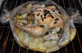 Если за это время картофель проготовился, и курица тоже – вынимаем решетку. При желании еще подрумянить – разрезаем пакет и ставим на несколько минут повыше. Ароматной курице даем десяток минут отдохнуть, нарезаем и подаем.