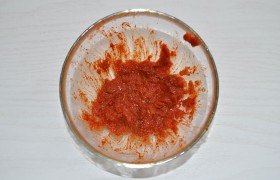 Для маринования мелко рубим ножом перец чили, который мы разрезали пополам и удалили семена. Добавляем соль, паприку, растираем в кашицу.