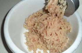 Промытые и обсушенные куриные филе и луковицу тоже пропускаем через мясорубку с мелкой решеткой или блендер. Если используем хлеб – его, замоченный, перемалываем вместе с фаршем, овсяные же хлопья просто добавляем в готовый фарш.