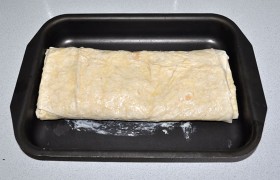 Кладем в форму для выпечки, промазанную маслом, кончик лаваша – снизу. 