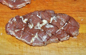 Слегка солим мясо (если у нас соевый соус малосоленый) и посыпаем перцем. Натираем обе стороны каждого куска смесью сливочного масла и чеснока, особенно усердно (глубоко) втираем в надрезы.