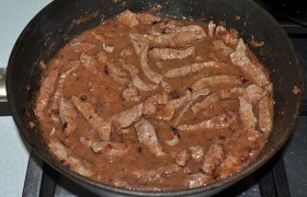 Пожарив и вторую порцию говядины, заливаем мясо соусом, солим. Даем закипеть, через 2-3 минуты накрываем крышкой, выключаем конфорку. Укрыв сковороду полотенцем, оставляем на 8-10 минут – и подаем ароматное, мягкое и вкусное мясо с гарниром.
