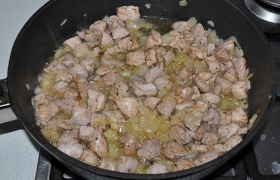 Вот кусочки мяса посветлели, на них возникают легкие корочки. Солим, перчим.