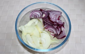 Полукольцами шинкуем лук, для более богатого вкуса добавляем одну красную луковицу – что необязательно.
