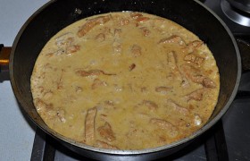 Густой соус немного разводим кипятком, доводим до кипения. Если мясо обжарено правильно, нам остается только выключить конфорку и оставить мясо на 5-6 минут в накрытой сковородке.