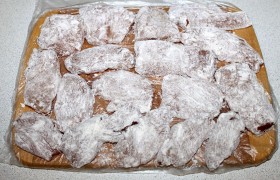 Обваливаем котлетки в муке, смешанной с перцем, травами (или приправой для курицы) и солью.