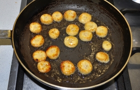 Пока мы на второй сковородке жарим кружочки бананов, мясо напитывается соусом – и мы сразу его подаем: с рисом и бананами.