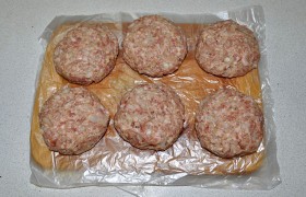 Формуем мокрыми руками котлеты. Обваливаем легонько в панировочных сухарях.