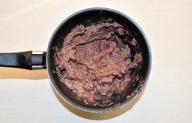 примерно треть откладываем, а остальную фасоль пюрируем блендером 