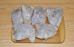 Промываем куски курицы, просушиваем поверхность бумажными полотенцами, посыпаем с обеих сторон перцем из мельнички.