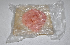 В пакете или между двумя слоями пленки  отбиваем  мясо. Но: только деревянным молотком и только гладкой боковой поверхностью. Толщину доводим до 5 миллиметров. Пласты мяса довольно сильно увеличиваются в размерах.