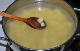 Засыпаем картофель в закипающую воду, пусть тихонько варится под крышкой