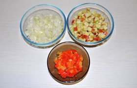 Яблоки нарезаем мелкими кубиками, выжимаем на них сок из лимона. Некрупно шинкуем луковицы. Перец мы использовали  маринованный , заготовленный нынче осенью – очень вкусный, кстати. Рубим его дольки, часть оставляем целыми. Если у вас свежий перец – просто нарежьте его. 